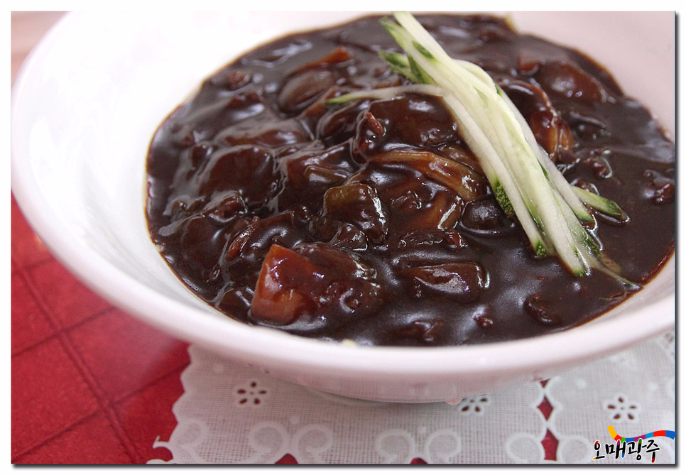 어쩔수 없이 짜장면을 먹어요~